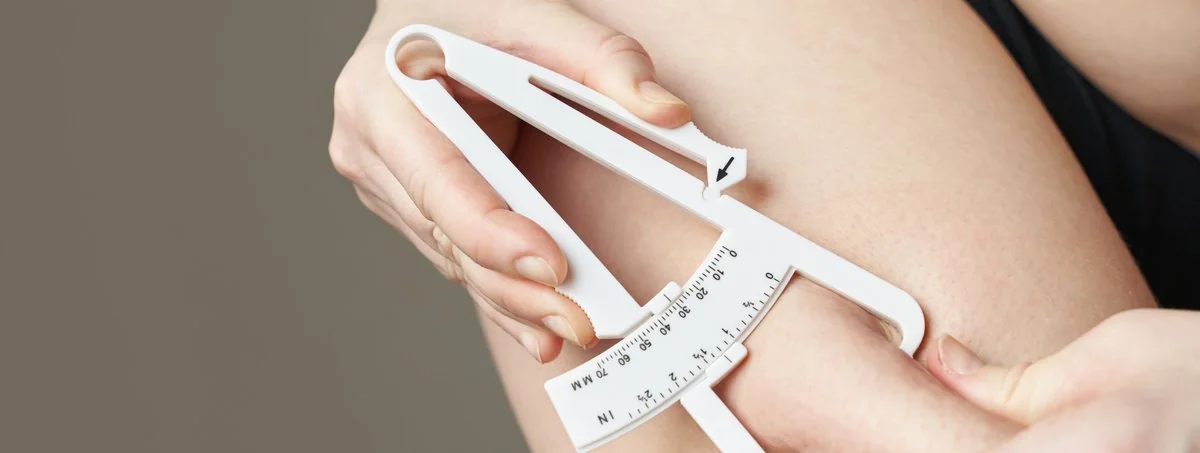 Medición de un pliegue cutáneo con plicómetro en consulta